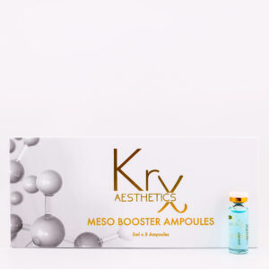 Das Bild zeigt eine Produktverpackung der Marke KrX Aesthetics mit dem Namen MESO BOOSTER AMPOULES. Die Verpackung ist rechteckig, hell und modern gestaltet. Der Markenname „KrX AESTHETICS“ ist in goldbrauner Schrift groß in der Mitte platziert. Darunter steht der Produktname „MESO BOOSTER AMPOULES“ sowie die Mengenangabe „5 ml x 5 Ampoules“. Links auf der Verpackung sind stilisierte Molekülstrukturen zu sehen – sie symbolisieren Wissenschaft, Wirksamkeit und Wirkstoffkomplexe. Rechts unten ist eine einzelne Glasampulle dargestellt: Sie enthält eine hellblaue Flüssigkeit, hat einen goldfarbenen Deckel und ist mit dem KrX-Logo versehen.