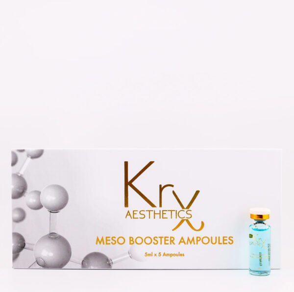 Das Bild zeigt eine Produktverpackung der Marke KrX Aesthetics mit dem Namen MESO BOOSTER AMPOULES. Die Verpackung ist rechteckig, hell und modern gestaltet. Der Markenname „KrX AESTHETICS“ ist in goldbrauner Schrift groß in der Mitte platziert. Darunter steht der Produktname „MESO BOOSTER AMPOULES“ sowie die Mengenangabe „5 ml x 5 Ampoules“. Links auf der Verpackung sind stilisierte Molekülstrukturen zu sehen – sie symbolisieren Wissenschaft, Wirksamkeit und Wirkstoffkomplexe. Rechts unten ist eine einzelne Glasampulle dargestellt: Sie enthält eine hellblaue Flüssigkeit, hat einen goldfarbenen Deckel und ist mit dem KrX-Logo versehen.