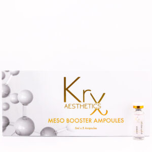 Das Bild zeigt eine hochwertige Produktverpackung der Marke KrX Aesthetics mit dem Namen MESO BOOSTER AMPOULES. Die Verpackung ist hell und minimalistisch gestaltet. In der Mitte steht groß und deutlich der Markenname „KrX AESTHETICS“ in Braun-Gold, darunter in goldener Schrift der Produktname „MESO BOOSTER AMPOULES“. Die Verpackung enthält 5 ml × 5 Ampoules, wie aufgedruckt ist. Links auf der Verpackung sind grau-silberne Molekülstrukturen zu sehen – sie stehen sinnbildlich für wissenschaftlich formulierte Wirkstoffe und moderne Hautpflege. Auf der rechten Seite befindet sich eine einzelne, stehende Glasampulle mit hellgelber, fast klarer Flüssigkeit. Sie hat einen goldfarbenen Deckel und ein weißes Etikett mit dem KrX-Logo.