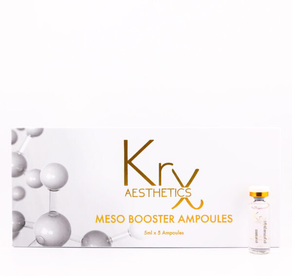 Das Bild zeigt eine hochwertige Produktverpackung der Marke KrX Aesthetics mit dem Namen MESO BOOSTER AMPOULES. Die Verpackung ist hell und minimalistisch gestaltet. In der Mitte steht groß und deutlich der Markenname „KrX AESTHETICS“ in Braun-Gold, darunter in goldener Schrift der Produktname „MESO BOOSTER AMPOULES“. Die Verpackung enthält 5 ml × 5 Ampoules, wie aufgedruckt ist. Links auf der Verpackung sind grau-silberne Molekülstrukturen zu sehen – sie stehen sinnbildlich für wissenschaftlich formulierte Wirkstoffe und moderne Hautpflege. Auf der rechten Seite befindet sich eine einzelne, stehende Glasampulle mit hellgelber, fast klarer Flüssigkeit. Sie hat einen goldfarbenen Deckel und ein weißes Etikett mit dem KrX-Logo.