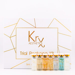 Das Bild zeigt die edle Verpackung des KrX AESTHETICS Trial Package Kit, platziert vor einem dekorativen Hintergrund mit goldenen geometrischen Linien. Im unteren Teil der Verpackung sind acht kleine Glasampullen aufgereiht – jede gefüllt mit unterschiedlichen Wirkstofflösungen in zarten Farben: klar, golden, milchig, bläulich oder mit sichtbaren Partikeln (wie feinen Goldflocken). Die Ampullen haben weiße oder goldene Verschlüsse und wirken hochwertig und professionell. Die Beschriftung ist dezent aufgedruckt. Jede Ampulle enthält 5 ml Inhalt und stellt eine andere funktionelle Wirkstofflösung für die Hautpflege dar – z. B. Feuchtigkeit, Glow, Anti-Aging, Aufhellung oder Barriereschutz. In der Mitte der Verpackung ist das elegante KrX AESTHETICS Logo prominent zu sehen. Darunter steht „Trial Package Kit“ in goldener Schrift.