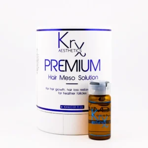 Das Bild zeigt ein Haarpflegeprodukt der Marke KrX Aesthetics mit dem Namen PREMIUM Hair Meso Solution. Die Verpackung ist zylindrisch, überwiegend weiß mit dunkelblauen Akzenten. Im oberen Bereich steht prominent „KrX AESTHETICS“ in schwarzer und blauer Schrift. Darunter ist der Produktname PREMIUM Hair Meso Solution zu lesen. Die Beschreibung unter dem Namen lautet: „For hair growth, hair loss restoration, for healthier follicles“ – also zur Förderung des Haarwachstums, Wiederherstellung bei Haarausfall und zur Stärkung der Haarfollikel. Rechts unten auf dem Bild steht ein kleines braunes Ampullenglas mit einem silber-grauen Deckel. Auch auf dieser Ampulle ist das KrX-Logo sowie eine blaue Designlinie sichtbar. Die angegebene Füllmenge beträgt 10 ml / 0.33 fl. oz.