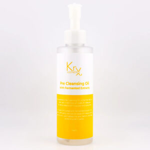 Das Bild zeigt eine durchsichtige Kunststoffflasche mit Pumpspender der Marke KrX Aesthetics. Die Flasche enthält ein Reinigungsöl und trägt die Aufschrift: KrX AESTHETICS Pre Cleansing Oil With Fermented Extracts Der untere Teil des Etiketts ist in einem satten Gelbton gehalten und enthält eine kurze Beschreibung in englischer Sprache. Das Design wirkt frisch, hochwertig und professionell. Die Flasche fasst 155 ml Produktinhalt.