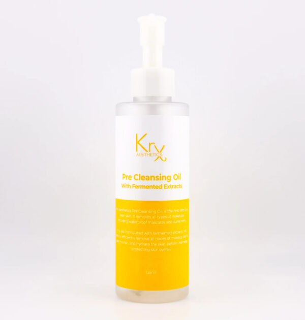 Das Bild zeigt eine durchsichtige Kunststoffflasche mit Pumpspender der Marke KrX Aesthetics. Die Flasche enthält ein Reinigungsöl und trägt die Aufschrift: KrX AESTHETICS Pre Cleansing Oil With Fermented Extracts Der untere Teil des Etiketts ist in einem satten Gelbton gehalten und enthält eine kurze Beschreibung in englischer Sprache. Das Design wirkt frisch, hochwertig und professionell. Die Flasche fasst 155 ml Produktinhalt.