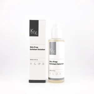 Das Bild zeigt eine weiße Flasche mit transparenter Kappe sowie die dazugehörige Umverpackung. Es handelt sich um das Produkt KrX AESTHETICS – Skin Prep Exfoliant Solution. Der Look ist klinisch sauber und professionell. Die Beschriftung ist in klarer, schwarzer Schrift gehalten, ergänzt durch kleine grafische Symbole am unteren Rand (z. B. Sonne, Mond, Tropfen) – was auf die Anwendung zu unterschiedlichen Tageszeiten und die feuchtigkeitsspendende Wirkung hinweist. Die Flasche enthält 160 ml / 5.41 fl. oz. Lösung. Das Produkt dient als Vorbereitungsschritt in der Hautpflege, um abgestorbene Hautzellen sanft zu lösen und die Haut auf nachfolgende Behandlungen vorzubereiten.