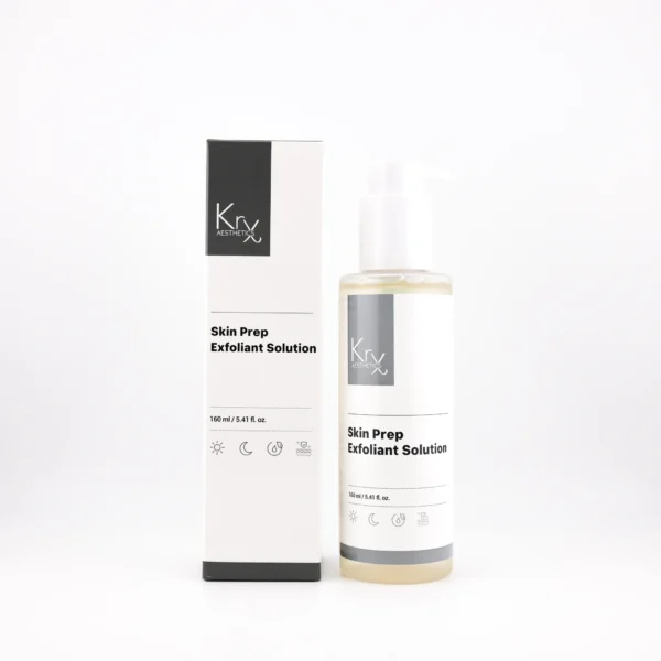 Das Bild zeigt eine weiße Flasche mit transparenter Kappe sowie die dazugehörige Umverpackung. Es handelt sich um das Produkt KrX AESTHETICS – Skin Prep Exfoliant Solution. Der Look ist klinisch sauber und professionell. Die Beschriftung ist in klarer, schwarzer Schrift gehalten, ergänzt durch kleine grafische Symbole am unteren Rand (z. B. Sonne, Mond, Tropfen) – was auf die Anwendung zu unterschiedlichen Tageszeiten und die feuchtigkeitsspendende Wirkung hinweist. Die Flasche enthält 160 ml / 5.41 fl. oz. Lösung. Das Produkt dient als Vorbereitungsschritt in der Hautpflege, um abgestorbene Hautzellen sanft zu lösen und die Haut auf nachfolgende Behandlungen vorzubereiten.