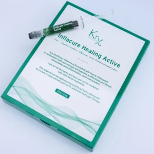 Das Bild zeigt eine Produktverpackung von KrX Aesthetics mit dem Namen Inflacure Healing Active. Die rechteckige Verpackung ist überwiegend weiß mit grünen Akzenten und einem dezenten Wellenmuster. Im Zentrum steht der Produktname in grün: „Inflacure Healing Active – For Inflammation, Repair and Compromised Skin“. Auf der Verpackung befindet sich ein transparenter Kunststoffbehälter in Form einer Spritze (Ampulle) mit grünem Inhalt. Der Aufdruck auf der Ampulle lautet ebenfalls „Inflacure Healing Active“. Es handelt sich um eine beruhigende Wirkstoffampulle zur Hautregeneration, speziell entwickelt zur Behandlung von entzündlicher oder gereizter Haut. Am unteren Rand der Verpackung steht: „2 ml × 5 ea“, was auf fünf Ampullen mit je 2 ml Inhalt hinweist.