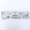 Auf dem Bild ist ein länglicher, flach verpackter Beutel des Produkts KrX Aesthetics BioHerb 50 zu sehen. Die Verpackung ist weiß mit einem feinen, pflanzlichen Muster in Grautönen – verschiedene Kräuter, Blätter und Naturmotive zieren das Design. In der Mitte befindet sich ein weißes Etikett mit schwarzem Aufdruck. Dort steht der Produktname: „BioHerb 50 – Herbal Resurfacing Peel“. Darunter ist vermerkt: „With Hydrolyzed Sponge and Wild Rose“. Die Nettofüllmenge beträgt 20g.