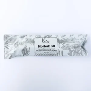 Auf dem Bild ist ein länglicher, flach verpackter Beutel des Produkts KrX Aesthetics BioHerb 50 zu sehen. Die Verpackung ist weiß mit einem feinen, pflanzlichen Muster in Grautönen – verschiedene Kräuter, Blätter und Naturmotive zieren das Design. In der Mitte befindet sich ein weißes Etikett mit schwarzem Aufdruck. Dort steht der Produktname: „BioHerb 50 – Herbal Resurfacing Peel“. Darunter ist vermerkt: „With Hydrolyzed Sponge and Wild Rose“. Die Nettofüllmenge beträgt 20g.