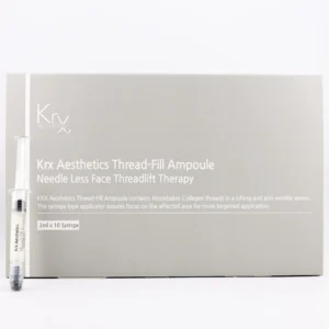 Das Bild zeigt eine rechteckige Produktverpackung der Marke KrX Aesthetics mit dem Produktnamen Thread-Fill Ampoule – Needle Less Face Threadlift Therapy. Die Verpackung ist schlicht und elegant in einem hellgrauen Ton gehalten, mit weißer Schrift. Links auf der Verpackung ist eine transparente Spritze (Ampulle) abgebildet, die das Produkt symbolisiert. Es handelt sich um ein Kosmetikprodukt zur nadellosen Fadenlifting-Therapie. Die Ampulle enthält ein Serum mit resorbierbaren Kollagenfäden, das für straffende Effekte und Anti-Falten-Wirkung sorgt. Im unteren Drittel steht: „2 ml × 10 Syringe“, was darauf hinweist, dass die Packung zehn Spritzen mit je 2 ml Inhalt enthält.