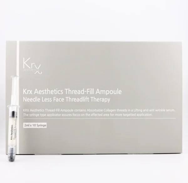 Das Bild zeigt eine rechteckige Produktverpackung der Marke KrX Aesthetics mit dem Produktnamen Thread-Fill Ampoule – Needle Less Face Threadlift Therapy. Die Verpackung ist schlicht und elegant in einem hellgrauen Ton gehalten, mit weißer Schrift. Links auf der Verpackung ist eine transparente Spritze (Ampulle) abgebildet, die das Produkt symbolisiert. Es handelt sich um ein Kosmetikprodukt zur nadellosen Fadenlifting-Therapie. Die Ampulle enthält ein Serum mit resorbierbaren Kollagenfäden, das für straffende Effekte und Anti-Falten-Wirkung sorgt. Im unteren Drittel steht: „2 ml × 10 Syringe“, was darauf hinweist, dass die Packung zehn Spritzen mit je 2 ml Inhalt enthält.