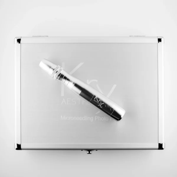 Das Bild zeigt ein professionelles Microneedling-Gerät der Marke KrX Aesthetics. Im Vordergrund liegt ein silber-schwarzer Handstück-Applikator mit dem Aufdruck KrX Aesthetics schräg über einen silbernen Transportkoffer gelegt. Der Koffer selbst ist ebenfalls mit dem Markenlogo und der Beschriftung Microneedling Photo Pen versehen. Das Design des Geräts ist modern und ergonomisch – die schlanke Form liegt gut in der Hand und wirkt hochwertig verarbeitet. Der Koffer deutet auf eine mobile oder professionelle Anwendung im kosmetischen Bereich hin.