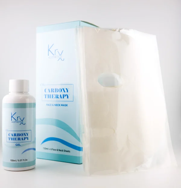 Das Bild zeigt ein Produktset von Krx Aesthetics mit dem Namen CO2 Carboxy Therapy. Links im Bild steht eine weiße Kunststoffflasche mit einem blauen Etikett. Auf dem Etikett steht in großen Buchstaben „Carboxy Therapy Gel“. Die Flasche enthält 150 ml Gel. Daneben befindet sich eine türkis-blaue Verpackungsschachtel mit der Aufschrift „Carboxy Therapy Face & Neck Mask“. Rechts von der Schachtel liegt ein Stapel transparenter, dünner Masken aus Vliesstoff – vermutlich für Gesicht und Hals. Die Masken sind leicht gefaltet und besitzen Aussparungen für Mund, Nase und Augen.