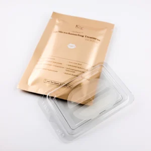 Auf dem Bild ist ein einzelnes Sachet in Goldoptik zu sehen, das Produkt stammt von Krx Aesthetics und trägt die Bezeichnung „Lip Microchanneling Treatment“. In der Mitte des Beutels ist ein weißes Lippen-Symbol aufgedruckt, das die Anwendung für den Lippenbereich signalisiert. Direkt darunter steht: „1 pair for Upper & Lower Lip“. Rechts daneben liegt eine durchsichtige Kunststoffschale mit zwei geschwungenen, hautfarbenen Patches – je eines für die obere und untere Lippe. Die Pads sind leicht glänzend, was auf eine feuchtigkeitsspendende Formulierung hinweist. Auf der Verpackung sind mehrere Varianten von Hyaluronsäure als Inhaltsstoffe gelistet, z. B.: • Hyaluronic Acid • Hydrolyzed Hyaluronic Acid • Sodium Hyaluronate • Sodium Acetylated Hyaluronate