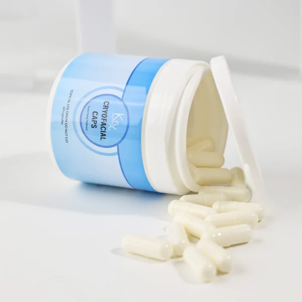 Das Bild zeigt ein professionelles Kosmetikprodukt der Marke KrX Aesthetics mit dem Namen Cryofacial Caps. Es handelt sich um einen weißen, zylindrischen Kunststoffbehälter mit einem blauen Etikett. Zentral auf dem Etikett ist der Produktname deutlich zu lesen: Cryofacial Caps – Frozen Facial Treatment Darunter steht in Großbuchstaben der Hinweis: TOPICAL USE ONLY – DO NOT EAT Im unteren Bereich des Etiketts ist die Stückzahl angegeben: 60 capsules. Das Design ist klar, frisch und funktionell – das kühle Blau unterstreicht den „frostigen“ Charakter dieser innovativen Kältekapseln zur äußerlichen Anwendung.