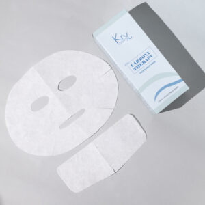 Das Bild zeigt die edle Verpackung des KrX AESTHETICS Trial Package Kit, platziert vor einem dekorativen Hintergrund mit goldenen geometrischen Linien. Im unteren Teil der Verpackung sind acht kleine Glasampullen aufgereiht – jede gefüllt mit unterschiedlichen Wirkstofflösungen in zarten Farben: klar, golden, milchig, bläulich oder mit sichtbaren Partikeln (wie feinen Goldflocken). Die Ampullen haben weiße oder goldene Verschlüsse und wirken hochwertig und professionell. Die Beschriftung ist dezent aufgedruckt. Jede Ampulle enthält 5 ml Inhalt und stellt eine andere funktionelle Wirkstofflösung für die Hautpflege dar – z. B. Feuchtigkeit, Glow, Anti-Aging, Aufhellung oder Barriereschutz. In der Mitte der Verpackung ist das elegante KrX AESTHETICS Logo prominent zu sehen. Darunter steht „Trial Package Kit“ in goldener Schrift.