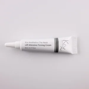 Das Bild zeigt eine kleine Tube mit einer spitzen Dosierspitze, liegend auf einem beigen Hintergrund. Das Produkt gehört zur Marke KRX Aesthetics und trägt die Bezeichnung „The Neck Lift Intensive Firming Cream“. Die Tube ist überwiegend weiß mit einem grauen und schwarzen Designelement an der Seite. Der Schriftzug lautet: „KRX Aesthetics The Neck Lift Intensive Firming Cream“, mit einer Füllmenge von 5 ml (0.17 FL.OZ.). Die Beleuchtung ist weich und gleichmäßig.