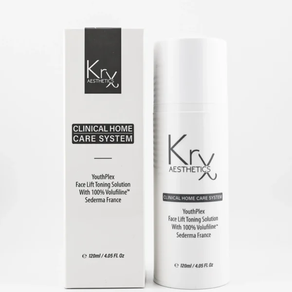 Das Bild zeigt das Produkt YouthPlex Face Lift Toning Solution von Krx Aesthetics aus der Serie Clinical Home Care System. Links ist die weiße Verpackung mit schwarzem Logo und klarer Aufschrift zu sehen, rechts daneben steht die passende Flasche im zylindrischen Design. Das Produkt enthält 100 % Volufiline™ von Sederma France und ist in einer Größe von 120 ml (4.05 fl. oz.) erhältlich. Das Design ist schlicht, modern und vermittelt einen hochwertigen, klinischen Eindruck.
