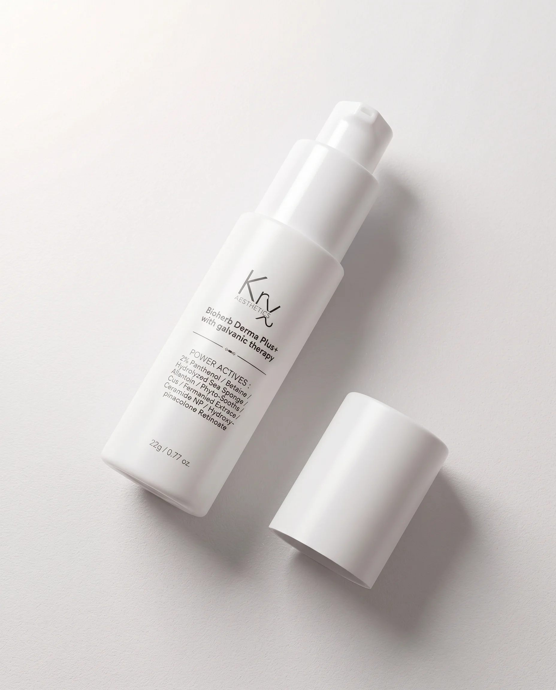 Alternativtext: Weißer Pumpspender des KRX Aesthetics BIOHERB DERMA PLUS+ Spicule-Serums mit abgenommener Kappe, 22 g.