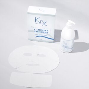 Das Bild zeigt ein Produktset der Marke Krx Aesthetics mit dem Namen CO2 Carboxy Therapy Face & Neck Mask. Im Zentrum befindet sich eine weiße, rechteckige Verpackungsschachtel mit blauem Logo und der Aufschrift „CO2 Carboxy Therapy Face & Neck Mask – 20 Pairs“. Rechts neben der Schachtel steht eine weiße Kunststoffflasche mit Pumpkopf – ebenfalls mit dem KrX-Logo und dem Schriftzug „Carboxy Therapy Gel“. Im Vordergrund liegt eine weiße Vliesmaske ausgebreitet auf der Oberfläche. Die Maske hat Aussparungen für Augen, Nase und Mund, sowie zusätzliche Teile für den Halsbereich. Alles ist auf einem hellen, neutralen Untergrund fotografiert und wirkt sauber und professionell arrangiert.