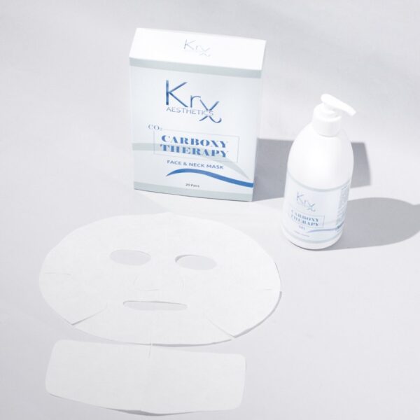 Das Bild zeigt ein Produktset der Marke Krx Aesthetics mit dem Namen CO2 Carboxy Therapy Face & Neck Mask. Im Zentrum befindet sich eine weiße, rechteckige Verpackungsschachtel mit blauem Logo und der Aufschrift „CO2 Carboxy Therapy Face & Neck Mask – 20 Pairs“. Rechts neben der Schachtel steht eine weiße Kunststoffflasche mit Pumpkopf – ebenfalls mit dem KrX-Logo und dem Schriftzug „Carboxy Therapy Gel“. Im Vordergrund liegt eine weiße Vliesmaske ausgebreitet auf der Oberfläche. Die Maske hat Aussparungen für Augen, Nase und Mund, sowie zusätzliche Teile für den Halsbereich. Alles ist auf einem hellen, neutralen Untergrund fotografiert und wirkt sauber und professionell arrangiert.