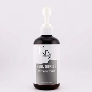 Das Bild zeigt eine schwarze Kunststoffflasche mit weiß-grauem Etikett und einem weißen Pumpspender. Auf dem Etikett steht „KrX AESTHETICS PEEL SERIES POST PEEL TONER“. Die Flasche enthält 250 ml (8.5 fl. oz) des Produkts. Der Toner ist Teil der professionellen Peeling-Serie von KrX und speziell für die Anwendung nach chemischen Peelings konzipiert. Das Produkt wirkt beruhigend, stellt den pH-Wert der Haut wieder her und unterstützt die Regeneration der Hautbarriere.