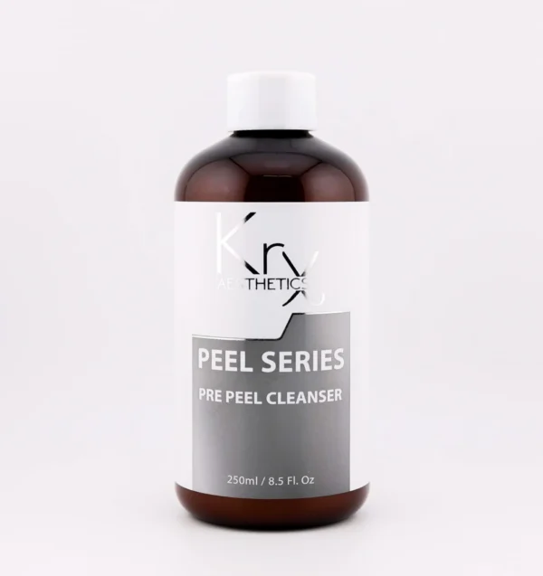 Das Bild zeigt eine braune Kunststoffflasche mit weißem Schraubverschluss. Auf dem Etikett steht in großer weißer Schrift: „Krx AESTHETICS – PEEL SERIES – PRE PEEL CLEANSER“. Die Flasche enthält 250 ml (8.5 fl. oz.) und gehört zur professionellen Produktlinie von KrX Aesthetics, die speziell für die Hautvorbereitung vor chemischen Peelings entwickelt wurde.