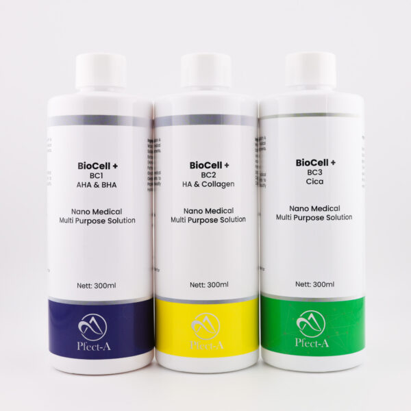 Das Bild zeigt drei zylindrische Kunststoffflaschen mit Schraubverschluss, die nebeneinander stehen. Alle tragen den Markennamen Pfect-A und die Bezeichnung BioCell+ Nano Medical Multi Purpose Solution, unterscheiden sich aber in der jeweiligen Rezeptur und Farbkennzeichnung am unteren Etikettenrand: 1. Links (dunkelblau): BioCell+ BC1 – AHA & BHA Ideal für Peeling und Reinigung – keratolytisch. 2. Mitte (gelb): BioCell+ BC2 – HA & Collagen Mit Hyaluronsäure und Kollagen – feuchtigkeitsspendend und aufpolsternd. 3. Rechts (grün): BioCell+ BC3 – Cica Mit Centella Asiatica – beruhigend und regenerierend. Alle drei Flaschen enthalten 300 ml und tragen den Hinweis “Nano Medical Multi Purpose Solution”, was auf die Vielseitigkeit in der apparativen Kosmetik hinweist.