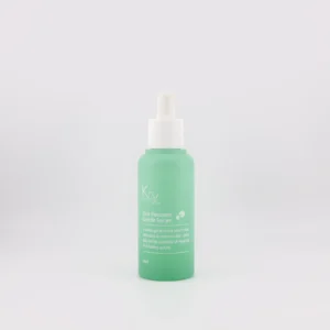 Auf dem Bild ist ein zylindrischer, hellgrüner Flakon mit einem weißen Aufsatz und einer Pipette zu sehen. Es handelt sich um das Produkt “Cica Recovery Gentle Serum” der Marke Krx Aesthetics. Die Beschriftung auf der Flasche lautet: „A water gel textured serum that helps lock in moisture that assists skin and its capability of repairing and healing quickly.“ Das Produktvolumen beträgt 50 ml.