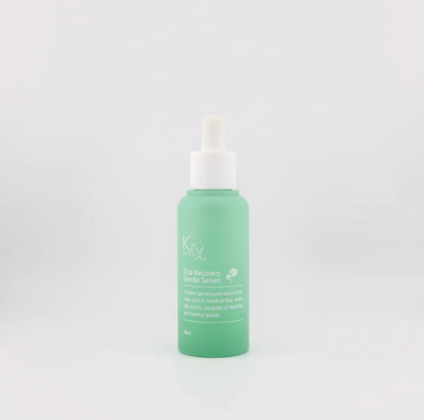 Auf dem Bild ist ein zylindrischer, hellgrüner Flakon mit einem weißen Aufsatz und einer Pipette zu sehen. Es handelt sich um das Produkt “Cica Recovery Gentle Serum” der Marke Krx Aesthetics. Die Beschriftung auf der Flasche lautet: „A water gel textured serum that helps lock in moisture that assists skin and its capability of repairing and healing quickly.“ Das Produktvolumen beträgt 50 ml.