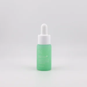 Auf dem Bild ist ein zylindrischer, hellgrüner Flakon mit einem weißen Aufsatz und einer Pipette zu sehen. Es handelt sich um das Produkt “Cica Recovery Gentle Serum” der Marke Krx Aesthetics. Die Beschriftung auf der Flasche lautet: „A water gel textured serum that helps lock in moisture that assists skin and its capability of repairing and healing quickly.“ Das Produktvolumen beträgt 50 ml.
