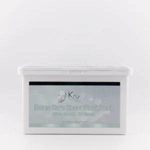 Dieses Bild zeigt eine "Home Care Sheet Mask Pack" von KRX Aesthetics, die Glycolsäure (Glycolic Acid) enthält und 30 Masken umfasst. Die Verpackung ist eine rechteckige, weiße Kunststoffbox mit einem Klappdeckel. Das Etikett auf der Vorderseite ist in Gold- und Silbertönen gehalten und hebt das elegante und professionelle Design hervor. Dieses Produkt ist für die intensive Hautpflege konzipiert und vermittelt eine luxuriöse und hochwertige Wirkung.