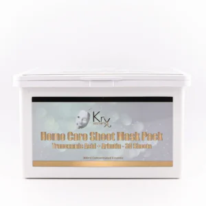 Das Bild zeigt eine Home Care Sheet Mask Pack von KRX Aesthetics, die mit Tranexamsäure (Tranexamic Acid) und Arbutin angereichert ist. Die Verpackung ist eine weiße Kunststoffbox mit einem Klappdeckel. Das Etikett auf der Vorderseite hat einen goldfarbenen Schriftzug auf einem silbernen Hintergrund. Es enthält 30 Tuchmasken und ist mit 300 ml konzentrierter Essenz gefüllt. Der warme beige Hintergrund betont das professionelle Design des Produkts.