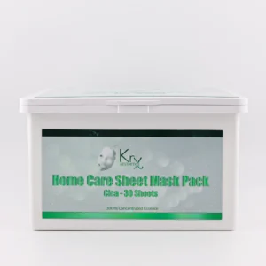 Hier ist die Home Care Sheet Mask Pack von KRX Aesthetics mit Cica zu sehen. Die Verpackung ist identisch zur vorherigen, eine weiße Kunststoffbox mit Klappdeckel. Das Etikett hat eine grüne Beschriftung auf silbernem Hintergrund. Enthalten sind 30 Tuchmasken mit 300 ml konzentrierter Essenz, formuliert für beruhigende Hautpflege.
