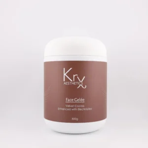 Das Bild zeigt einen großen, runden Kosmetikbehälter der Marke KrX Aesthetics mit dem Produktnamen Face Gelée. Der Behälter ist weiß und trägt ein schimmerndes, kakaobraunes Etikett. Im oberen Teil des Etiketts steht das Logo KrX AESTHETICS in weißer Schrift. Darunter befindet sich der Produktname Face Gelée, gefolgt von der Sortenbezeichnung Velvet Cocoa und dem Zusatz: Enhanced with Electrolytes. Die Verpackung wirkt edel und pflegend – passend für den professionellen Einsatz im Kosmetikbereich. Die Füllmenge beträgt 500g.