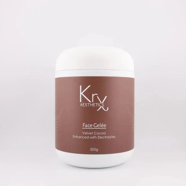 Das Bild zeigt einen großen, runden Kosmetikbehälter der Marke KrX Aesthetics mit dem Produktnamen Face Gelée. Der Behälter ist weiß und trägt ein schimmerndes, kakaobraunes Etikett. Im oberen Teil des Etiketts steht das Logo KrX AESTHETICS in weißer Schrift. Darunter befindet sich der Produktname Face Gelée, gefolgt von der Sortenbezeichnung Velvet Cocoa und dem Zusatz: Enhanced with Electrolytes. Die Verpackung wirkt edel und pflegend – passend für den professionellen Einsatz im Kosmetikbereich. Die Füllmenge beträgt 500g.