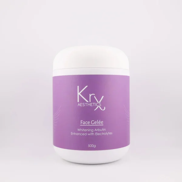 Das Bild zeigt ein kosmetisches Pflegeprodukt der Marke KrX Aesthetics in einem großen, runden weißen Kunststoffbehälter mit violettem Etikett. Zentral auf dem Etikett ist der Markenname KrX AESTHETICS in weißer Schrift zu sehen. Darunter steht der Produktname Face Gelée, gefolgt von der Wirkstoffbezeichnung: Whitening Arbutin – Enhanced with Electrolytes. Am unteren Rand des Etiketts ist die Füllmenge mit 500g angegeben. Die Gestaltung ist modern und ansprechend, die violette Farbe verweist auf ein aufhellendes, klärendes Hautpflegeprodukt.