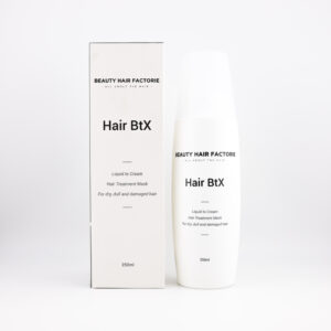 Das Bild zeigt ein Haarpflegeprodukt namens Hair BtX von der Marke Beauty Hair Factorie. Links ist die Produktverpackung (ein weißer Karton) zu sehen, rechts die dazugehörige Flasche, die ebenfalls weiß ist. Beide tragen die gleiche Aufschrift: • Produktname: Hair BtX • Beschreibung: Liquid to Cream Hair Treatment Mask • Zielgruppe: Für trockenes, glanzloses und geschädigtes Haar • Inhalt: 250 ml