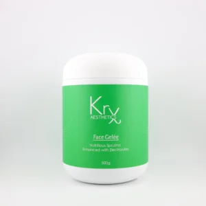 Das Bild zeigt ein professionelles Kosmetikprodukt der Marke KrX Aesthetics. Es handelt sich um einen großen, weißen Kunststoffbehälter mit einem leuchtend grünen Etikett. Zentral auf dem Etikett steht in weißer Schrift das Logo KrX AESTHETICS. Darunter befindet sich der Produktname Face Gelée, ergänzt durch die Sortenbezeichnung: Nutritious Spirulina – Enhanced with Electrolytes. Am unteren Rand ist die Füllmenge mit 500g angegeben. Die grüne Farbe des Etiketts symbolisiert Frische, Vitalität und die nährende Wirkung der enthaltenen Spirulina-Alge.