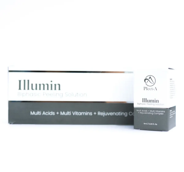 Das Bild zeigt eine rechteckige Produktverpackung mit der Aufschrift: Illumin Biphasic Peeling Solution Darunter steht der Claim: Multi Acids + Multi Vitamins + Rejuvenating Complex Rechts neben der Verpackung ist ein kleines Glasfläschchen mit bläulichem Schraubdeckel zu sehen, das die Peelinglösung selbst enthält. Die Flüssigkeit hat eine zweiphasige Struktur – unten gelblich und oben klar – was den Namen „Biphasic“ (zweiphasig) unterstreicht. Auf dem Etikett ist das gleiche Branding wie auf der Box zu erkennen: Pfect-A. Die Optik vermittelt einen professionellen, hochwirksamen Eindruck – ideal für medizinisch-kosmetische Anwendungen.