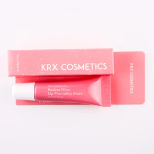Das Bild zeigt mehrere farbenfrohe rechteckige Verpackungen der Marke KRX COSMETICS, die übereinandergelegt sind. Die Kartons sind in verschiedenen Farbtönen gehalten – darunter Pink, Hellrosa und Dunkelgrau. Auf jeder Verpackung steht in großer weißer Schrift der Markenname KRX COSMETICS. Auf der dunkelgrauen Verpackung ist zusätzlich der Produktname Pocket Filler – Lip Plumping Gloss sowie der Hinweis With SenseHot™ zu lesen. Das Design ist modern und jugendlich mit einem dezenten Molekülmuster im Hintergrund, was auf kosmetisch-wissenschaftlich entwickelte Inhaltsstoffe hinweist.