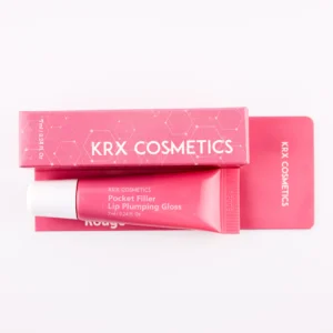 Das Bild zeigt mehrere farbenfrohe rechteckige Verpackungen der Marke KRX COSMETICS, die übereinandergelegt sind. Die Kartons sind in verschiedenen Farbtönen gehalten – darunter Pink, Hellrosa und Dunkelgrau. Auf jeder Verpackung steht in großer weißer Schrift der Markenname KRX COSMETICS. Auf der dunkelgrauen Verpackung ist zusätzlich der Produktname Pocket Filler – Lip Plumping Gloss sowie der Hinweis With SenseHot™ zu lesen. Das Design ist modern und jugendlich mit einem dezenten Molekülmuster im Hintergrund, was auf kosmetisch-wissenschaftlich entwickelte Inhaltsstoffe hinweist.
