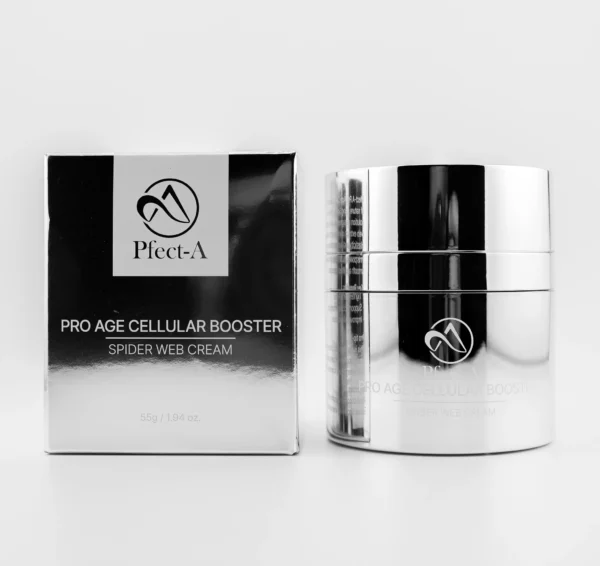 Das Bild zeigt ein elegantes Kosmetikprodukt der Marke Pfect-A mit dem Namen Pro Age Cellular Booster – Spider Web Cream. Links im Bild befindet sich die Produktverpackung in Silber-Schwarz-Optik mit glänzendem Finish. Die Schrift ist weiß und hebt sich gut vom dunklen Untergrund ab. Rechts steht der Tiegel mit der Creme – ein rundes, silberfarbenes Gefäß mit modernem, spiegelndem Design. Auch auf dem Tiegel ist der Markenname Pfect-A sowie der Produktname gut sichtbar aufgedruckt. Die Füllmenge beträgt 55g (1.94 oz). Das Design vermittelt Hochwertigkeit und einen Anti-Aging-Fokus.