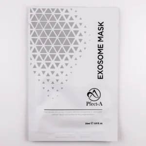 Das Bild zeigt eine flache Sachet-Verpackung der Marke Pfect-A mit dem Produktnamen EXOSOME MASK. Die Verpackung ist überwiegend weiß mit einem dezenten geometrischen Muster aus kleinen, silbergrauen Dreiecken. Der Schriftzug EXOSOME MASK verläuft senkrecht an der rechten Seite. Unten auf der Verpackung steht der Markenname Pfect-A mit Logo (eine stilisierte Kombination aus Buchstaben und grafischem Schwung). Darunter findet sich der erklärende Satz: „Harnesses the power of plant-derived exosomes to stimulate cellular repair and enhance skin regeneration.“ Die Füllmenge beträgt 30 ml (1.01 fl. oz.). Das Design wirkt modern, wissenschaftlich inspiriert und hochwertig.