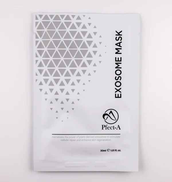 Das Bild zeigt eine flache Sachet-Verpackung der Marke Pfect-A mit dem Produktnamen EXOSOME MASK. Die Verpackung ist überwiegend weiß mit einem dezenten geometrischen Muster aus kleinen, silbergrauen Dreiecken. Der Schriftzug EXOSOME MASK verläuft senkrecht an der rechten Seite. Unten auf der Verpackung steht der Markenname Pfect-A mit Logo (eine stilisierte Kombination aus Buchstaben und grafischem Schwung). Darunter findet sich der erklärende Satz: „Harnesses the power of plant-derived exosomes to stimulate cellular repair and enhance skin regeneration.“ Die Füllmenge beträgt 30 ml (1.01 fl. oz.). Das Design wirkt modern, wissenschaftlich inspiriert und hochwertig.