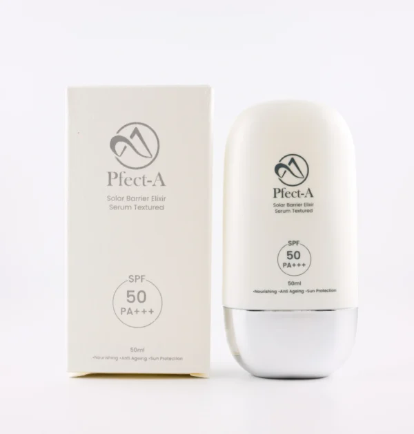 Das Bild zeigt ein hochwertiges Sonnenschutzprodukt der Marke Pfect-A mit dem Namen Solar Barrier Elixir – Serum Textured. Links ist die elegante, cremefarbene Produktverpackung zu sehen. Darauf befindet sich das Markenlogo und darunter die Aufschrift: • Pfect-A • Solar Barrier Elixir – Serum Textured • SPF 50 / PA+++ • 50 ml • Nourishing · Anti Ageing · Sun Protection Rechts daneben steht das dazugehörige Produkt in einem abgerundeten, modernen Behälter mit dem gleichen Aufdruck. Das Design ist schlicht, minimalistisch und hochwertig – typisch für professionelle Kosmetikprodukte mit dermatologischer Wirkung.
