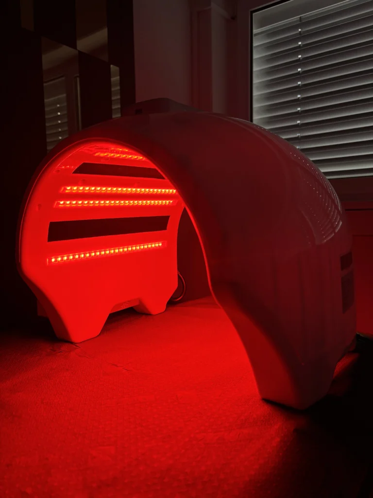 Professioneller LED Rotlicht-Therapie Dome zur Hautregeneration und Anti-Aging-Behandlung im Kosmetikstudio