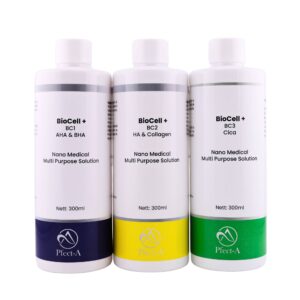 Das Bild zeigt drei nebeneinander stehende, identisch geformte Kunststoffflaschen der Marke Pfect-A mit weißem Schraubverschluss. Jede Flasche enthält 300 ml und trägt den Titel “BioCell+ Nano Medical Multi Purpose Solution”, gefolgt von einem spezifischen Wirkstofffokus: 1. BioCell+ BC1 – AHA & BHA (blaue Etikettfarbe) Diese Formulierung ist auf sanftes chemisches Peeling spezialisiert – ideal zur Entfernung abgestorbener Hautzellen, zur Verfeinerung des Hautbildes und zur Vorbereitung auf weitere Pflegeprodukte. 2. BioCell+ BC2 – HA & Collagen (gelbe Etikettfarbe) Mit Hyaluronsäure und Kollagen angereichert, unterstützt diese Lösung intensiv die Feuchtigkeitsversorgung und Elastizität der Haut. 3. BioCell+ BC3 – Cica (grüne Etikettfarbe) Beruhigende Pflege mit Centella Asiatica – ideal zur Regeneration und Beruhigung sensibler, irritierter oder gestresster Haut. Alle drei Lösungen sind sogenannte „Multi Purpose Solutions“ und eignen sich für apparative Kosmetikbehandlungen wie z. B. Elektroporation, Ultraschall, Needling oder AquaFacial.