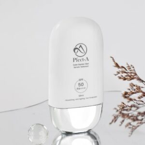 Das Produkt auf dem Bild ist das “Solar Elixir” von KRX Aesthetics. Es handelt sich dabei um ein beruhigendes, feuchtigkeitsspendendes After-Sun-Produkt, das speziell entwickelt wurde, um die Haut nach UV-Exposition zu regenerieren und zu schützen. Die leichte, nicht fettende Textur ist ideal für empfindliche und sonnengestresste Haut.