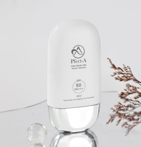 Das Produkt auf dem Bild ist das “Solar Elixir” von KRX Aesthetics. Es handelt sich dabei um ein beruhigendes, feuchtigkeitsspendendes After-Sun-Produkt, das speziell entwickelt wurde, um die Haut nach UV-Exposition zu regenerieren und zu schützen. Die leichte, nicht fettende Textur ist ideal für empfindliche und sonnengestresste Haut.